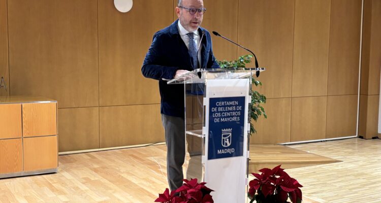El delegado de Políticas Sociales, Familia e Igualdad, José Fernández durante la celebración del Certamen de Belenes 2025