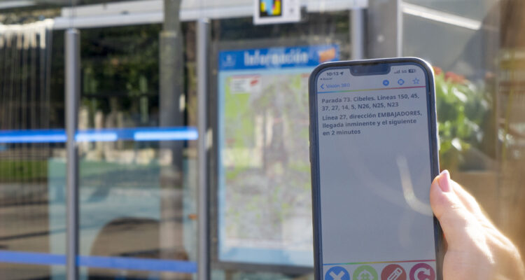 Móvil frente a la parada indicando la información de los autobuses