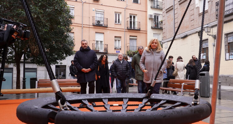 La vicealcaldesa de Madrid, Inma Sanz, y el concejal de Centro, Carlos Segura, durante su visita a la nueva zona estancial e infantil en la calle de Ministriles