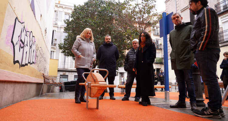 La vicealcaldesa de Madrid, Inma Sanz, y el concejal de Centro, Carlos Segura, durante su visita a la nueva zona estancial e infantil en la calle de Ministriles
