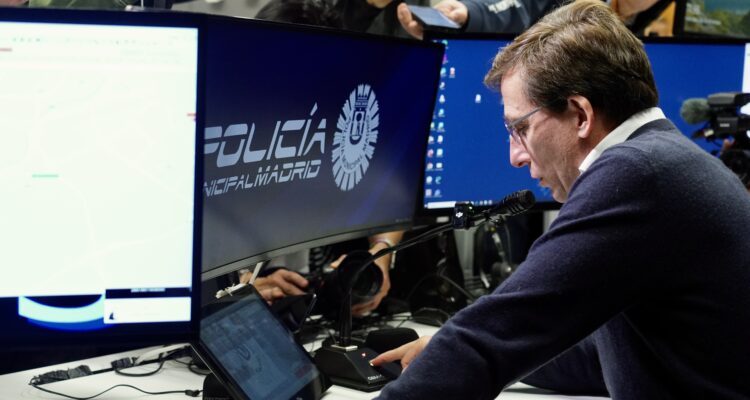 Almeida visita el Centro Integral de Seguridad y Emergencias (CISEM) para felicitar la Navidad