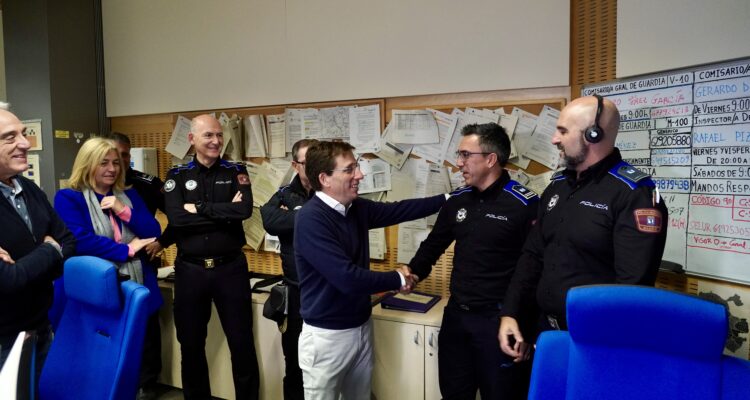 Almeida visita el Centro Integral de Seguridad y Emergencias (CISEM) para felicitar la Navidad