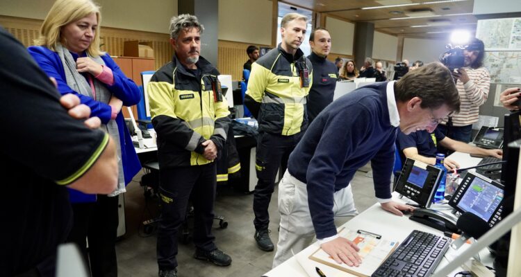 Almeida visita el Centro Integral de Seguridad y Emergencias (CISEM) para felicitar la Navidad