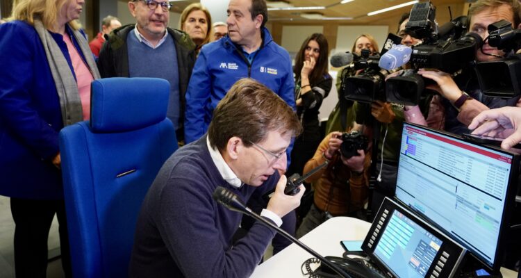 Almeida visita el Centro Integral de Seguridad y Emergencias (CISEM) para felicitar la Navidad