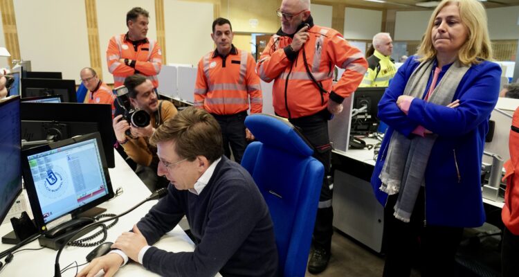 Almeida visita el Centro Integral de Seguridad y Emergencias (CISEM) para felicitar la Navidad