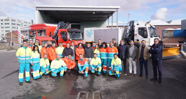 Almeida visita el cantón de limpieza del camino de El Pozo del Tío Raimundo para felicitar las fiestas