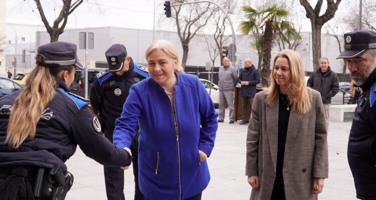 Sanz y Álvarez saludando a miembros Policía Municipal participantes en la jornada
