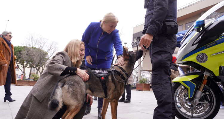 Sanz y Álvarez con miembros equipo Unidad Canina