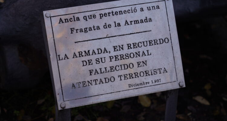 Placa expuesta en el ancla que homenajea a las víctimas del atentado de Puente de Vallecas