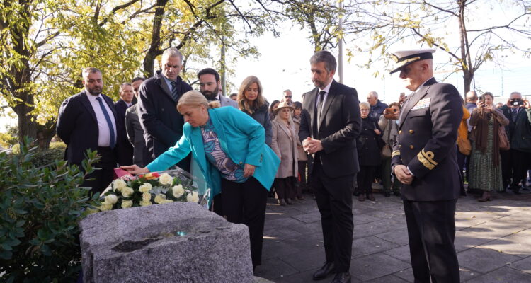 La vicealcaldesa y delegada de Seguridad y Emergencias, Inma Sanz, acompañada de los concejales de Puente de Vallecas, Ángel Niño, y de Centro, Carlos Segura, durante el acto institucional con motivo del 30º aniversario del atentado de ETA en Puente de Vallecas