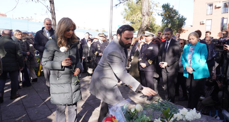 El delegado de Puente de Vallecas, Ángel Niño, durante el acto institucional con motivo del 30º aniversario del atentado de ETA en Puente de Vallecas