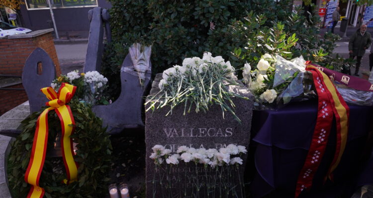 Ofrenda floral en memoria de las víctimas del atentado de Puente de Vallecas perpetrado por la banda terrorista ETA hace 30 años
