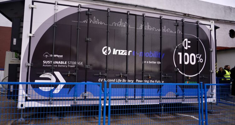 Contenedor para el almacenamiento estático de energía eléctrica en el que se integran baterías en segundo ciclo de vida