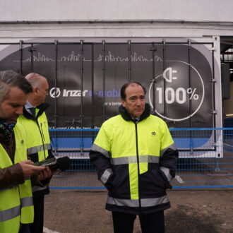 El delegado de Urbanismo, Medio Ambiente y Movilidad, Borja Carabante, en la visita al Centro de Operaciones de la EMT en Fuencarral