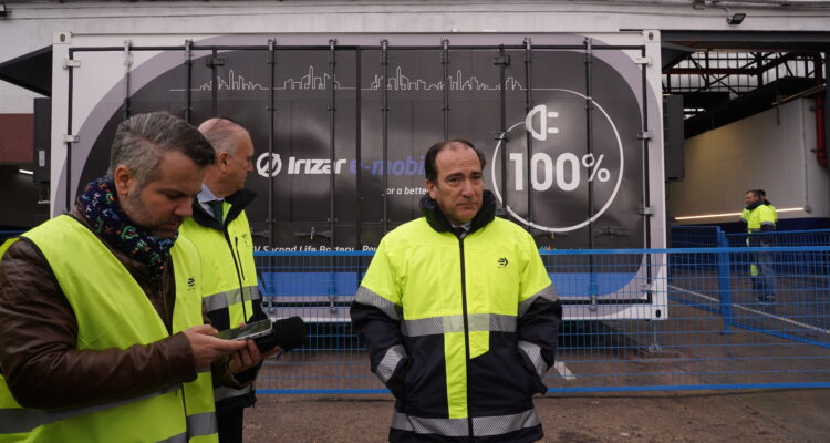 El delegado de Urbanismo, Medio Ambiente y Movilidad, Borja Carabante, en la visita al Centro de Operaciones de la EMT en Fuencarral