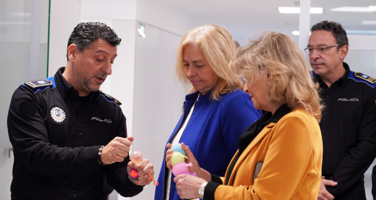 La vicealcaldesa de Madrid y delegada de Seguridad y Emergencias, Inma Sanz, la delegada de Economía, Innovación y Hacienda, Engracia Hidalgo, en su visita a la Comisaría de Coordinación Judicial de Policía Municipal