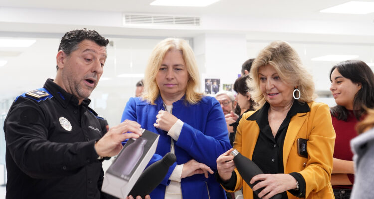 La vicealcaldesa de Madrid y delegada de Seguridad y Emergencias, Inma Sanz, la delegada de Economía, Innovación y Hacienda, Engracia Hidalgo, en su visita a la Comisaría de Coordinación Judicial de Policía Municipal