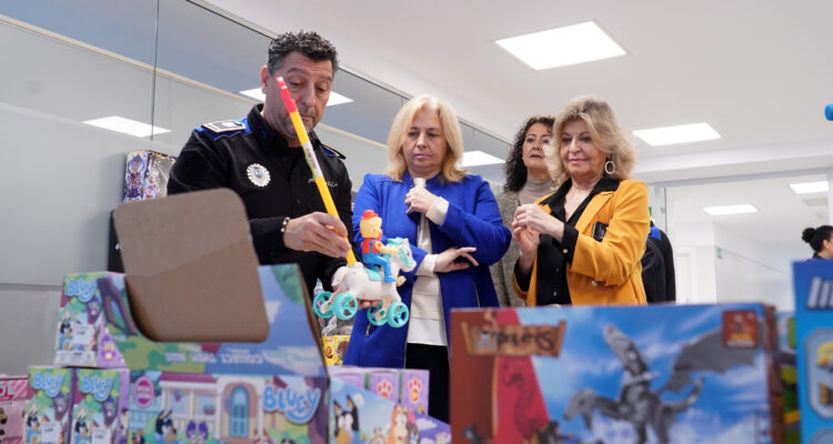 La vicealcaldesa de Madrid y delegada de Seguridad y Emergencias, Inma Sanz, la delegada de Economía, Innovación y Hacienda, Engracia Hidalgo, y la concejala de Arganzuela, Lola Navarro, en su visita a la Comisaría de Coordinación Judicial de Policía Municipal