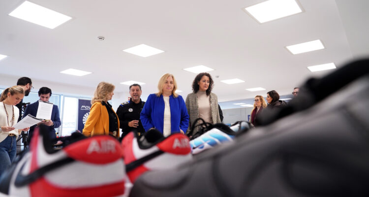 La vicealcaldesa de Madrid y delegada de Seguridad y Emergencias, Inma Sanz, la delegada de Economía, Innovación y Hacienda, Engracia Hidalgo, y la concejala de Arganzuela, Lola Navarro, en su visita a la Comisaría de Coordinación Judicial de Policía Municipal