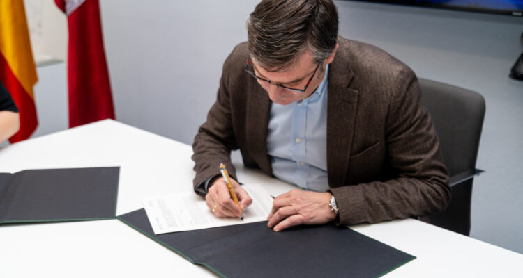 El delegado de Políticas de Vivienda y presidente de EMVS Madrid, Álvaro González, durante la firma del convenio