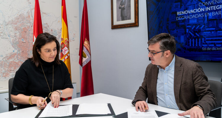 El delegado de Políticas de Vivienda y presidente de EMVS Madrid, Álvaro González, y la consejera delegada de la empresa municipal, Ana de Miguel, durante la firma del convenio