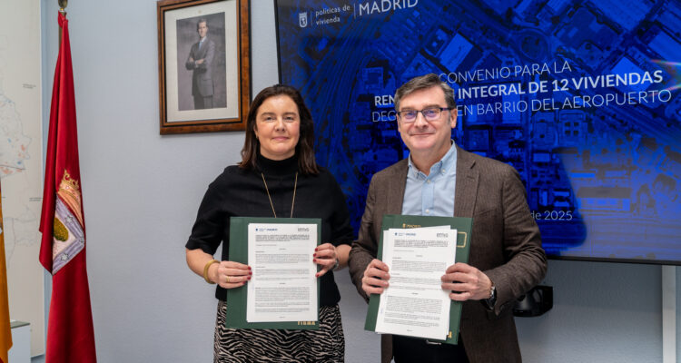 El delegado de Políticas de Vivienda y presidente de EMVS Madrid, Álvaro González, y la consejera delegada de la empresa municipal, Ana de Miguel, durante la firma del convenio