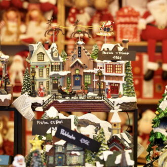 Adornos de un puesto de mercadillo navideño