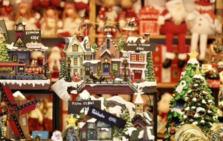 Adornos de un puesto de mercadillo navideño