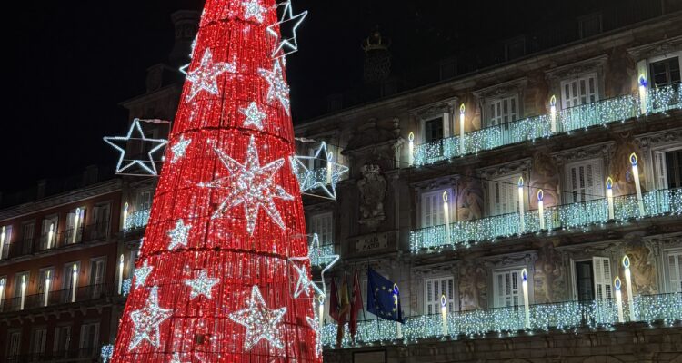 Árbol de Navidad situado en la plaza Mayor