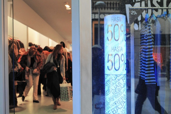 Archivo. Ciudadanos en una tienda en un período de rebajas