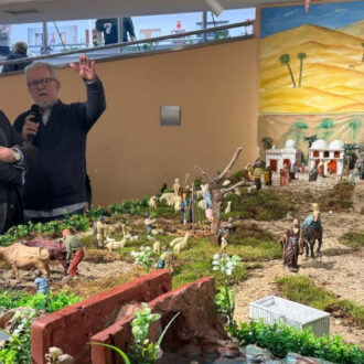 El concejal de Hortaleza, David Pérez, en la inauguración del belén