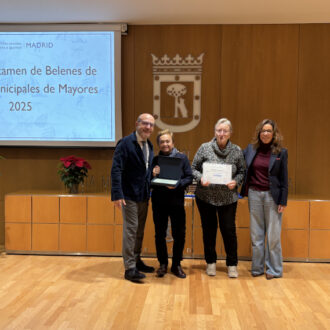 El delegado de Políticas Sociales, Familia e Igualdad, José Fernández, con los ganadores del Certamen de Belenes.