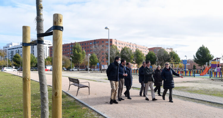 Carabante, Páramo y González supervisan los trabajos de plantación de árboles y transformación integral de la zona verde de la Cañada del Santísimo