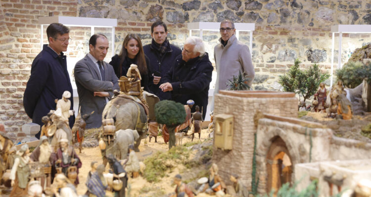 Carabante, Páramo y Levy durante la visita al belén de la colección Basanta-Martín