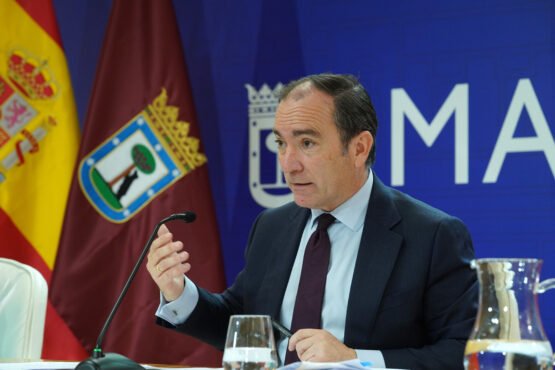 Carabante explicando la Ordenanza de Movilidad Sostenible durante la rueda de prensa de hoy