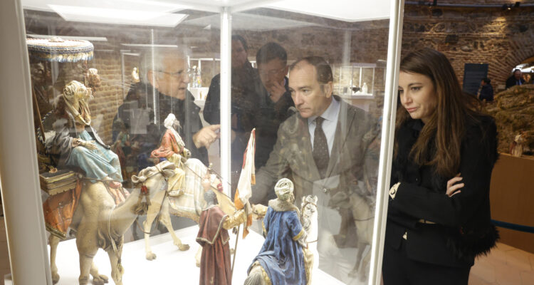 Carabante y Levy contemplando uno de los expositores con figuras de belenes