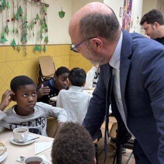 Fernández visita a los niños de la Residencia Internado San Ildefonso