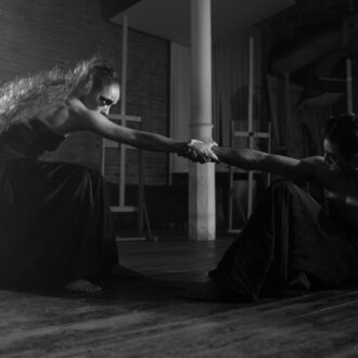 Dos intérpretes del espectáculo musical inmersivo 5 y Acción en el escenario