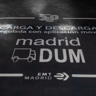 Primer plano de una paza de parking en un hub madrileño dentro de la Estrategia DUM Madrid 360