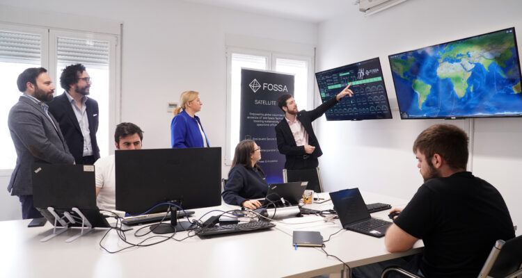 La vicealcaldesa, Inma Sanz, acompañada del concejal delegado de Innovación y Emprendimiento, Ángel Niño, visita la sede de Fossa Systems