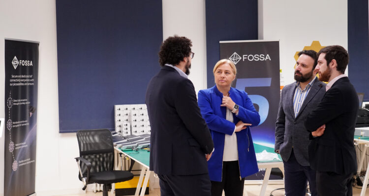 La vicealcaldesa, Inma Sanz, acompañada del concejal delegado de Innovación y Emprendimiento, Ángel Niño, visita la sede de Fossa Systems