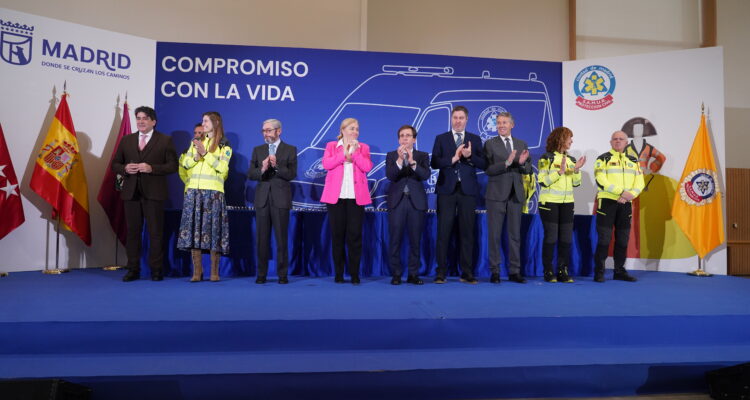 El alcalde, José Luis Martínez-Almeida, la vicealcaldesa, Inma Sanz, y el concejal de Latina, Alberto González, durante el acto de toma de posesión de los 101 nuevos técnicos de SAMUR-Protección Civil
