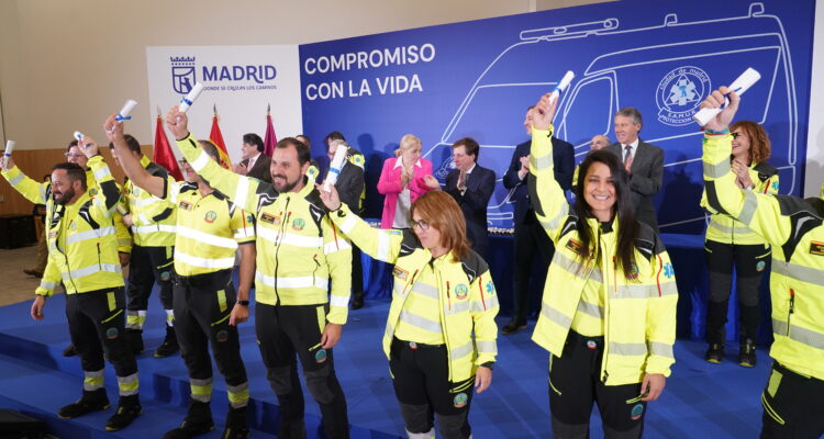 El alcalde, José Luis Martínez-Almeida, la vicealcaldesa, Inma Sanz, y el concejal de Latina, Alberto González, durante el acto de toma de posesión de los 101 nuevos técnicos de SAMUR-Protección Civil
