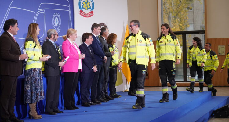 El alcalde, José Luis Martínez-Almeida, la vicealcaldesa, Inma Sanz, y el concejal de Latina, Alberto González, durante el acto de toma de posesión de los 101 nuevos técnicos de SAMUR-Protección Civil