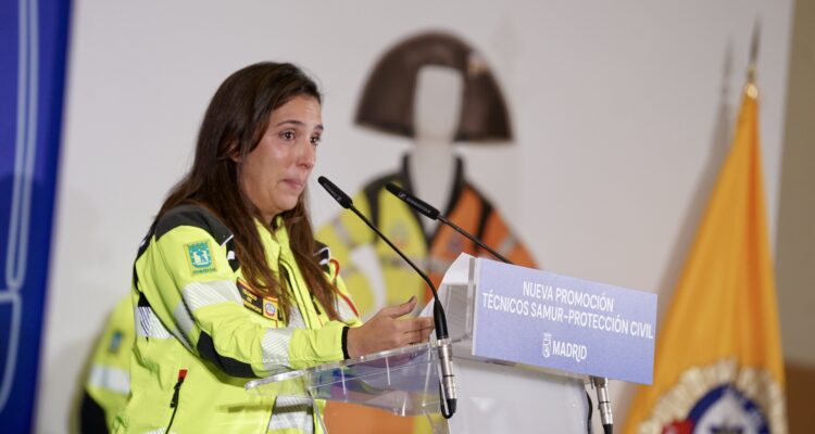 La técnico Azahara Marcos, primera de su promoción, durante su intervención