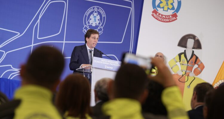 El alcalde, José Luis Martínez-Almeida, durante el acto de toma de posesión de los 101 nuevos técnicos de SAMUR-Protección Civil