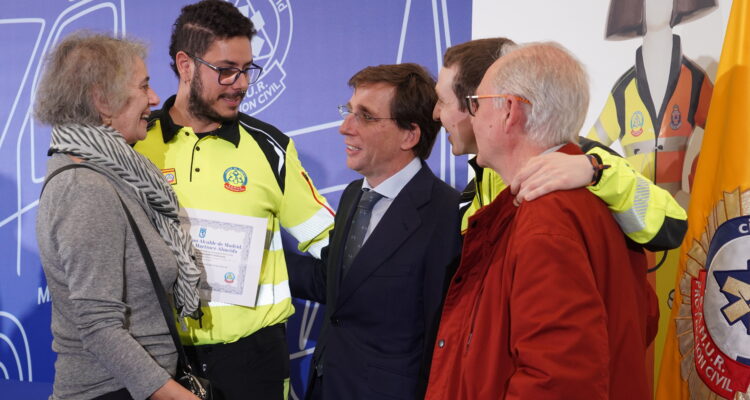 Almeida saluda a algunos de los 101 nuevos técnicos de SAMUR-Protección Civil que han tomado posesión