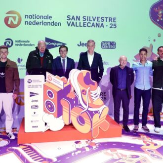 Almeida posa en el escenario en la presentación de San Silvestre Vallecana 2025