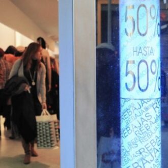 Ciudadanos en una tienda en un período de rebajas
