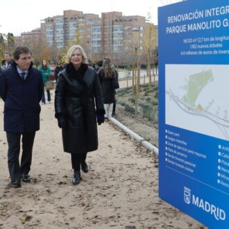 Almeida pasa junto al cartel informativo de la actuación realizada en el parque de Manolito Gafotas, en compañía de  García Romero, y de Izquierdo